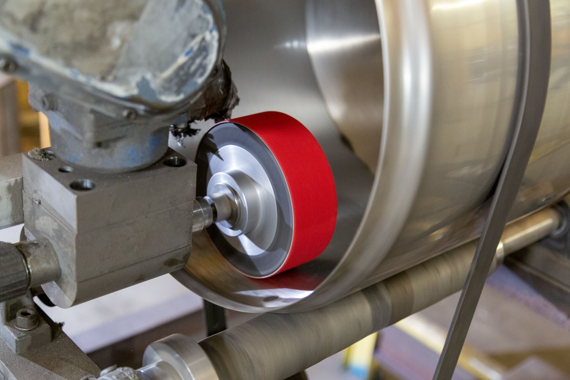 Sanding a stainless steel tank with a Cibo abrasive sleeve